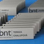 jmenovka-plast-g-pevna-bnt-stribrna-jmenovka